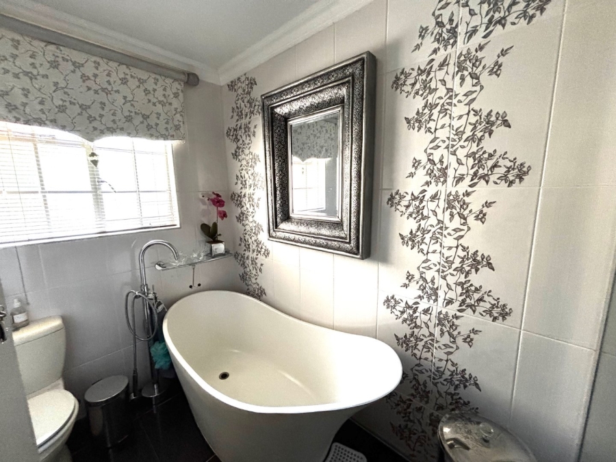 4 Bedroom Property for Sale in Wilkoppies North West